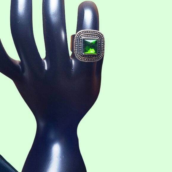 NWT Green Stone Square Snap Ring with Silver Plated Snap Bezel - Picture 4 of 14